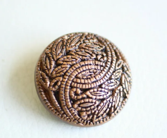 gros bouton ancien - joli décor - couleur "vieil or" - 4 cm diamètre - neuf