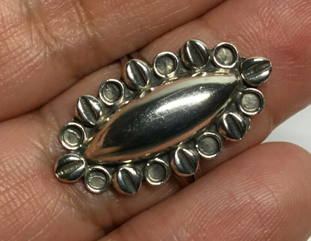 Taxco Mexico Sterling Silver oval Dome with Circle Oval Border Design Sz 5 1/2