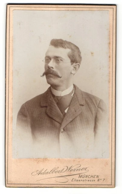 Fotografie Adalbert Werner, München, Portrait junger Mann mit Brille und Oberli