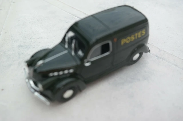 Universal Hobbies Panhard Dyna X fourgonnette  Postes 1952
