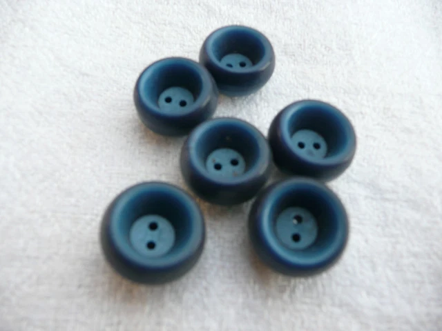 6 boutons anciens  en  plastique bleu