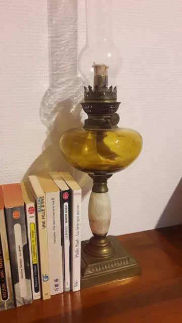 Ancienne lampe à pétrole en bronze et marbre