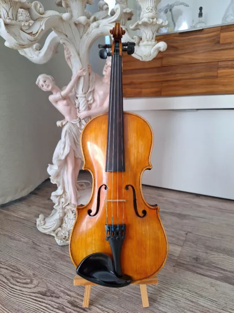 Alte 3/4 Violine Geige vom Geigebauer mit einem faszinierenden Glanz.