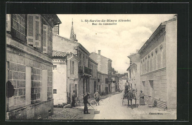 CPA St-Savin-de-Blaye, Rue du Commerce, des passants et attelage à cheval