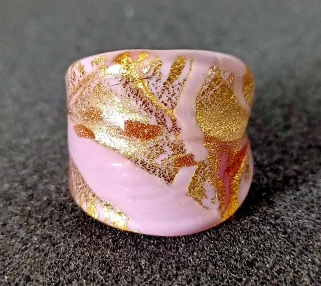 Bague Ancienne En Verre Soufflé Rose - Taille 50.5 - Forme Ruban - Occasion