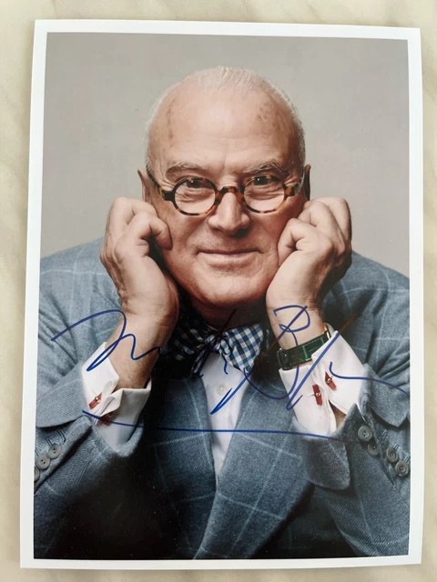 Manolo Blahnik 13x18 cm Signiertes Foto. Autogramm / Autograph