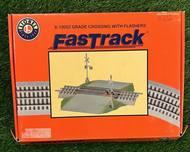 Lionel 6-12052 O Gauge FasTrack Grade Crossing With Flashers/Box New In Box 2005