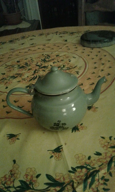 Ancienne petite théiere tôle émaillée vert anglais , 70 cl
