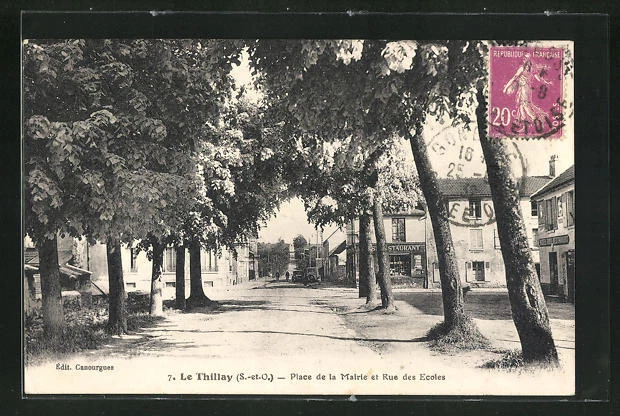CPA Le Thillay, Place de la Mairie et Rue des Ecoles 1932