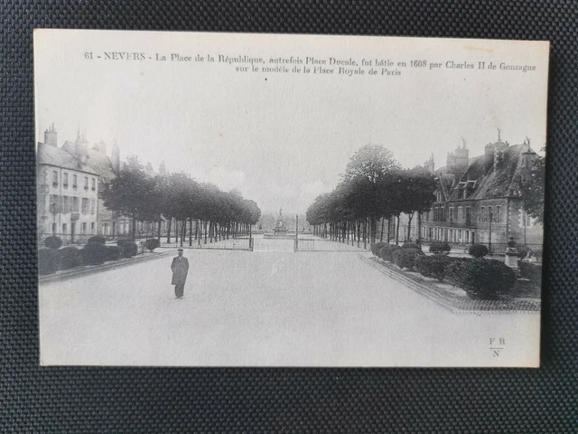 CPA 58 NEVERS - La Place de la République