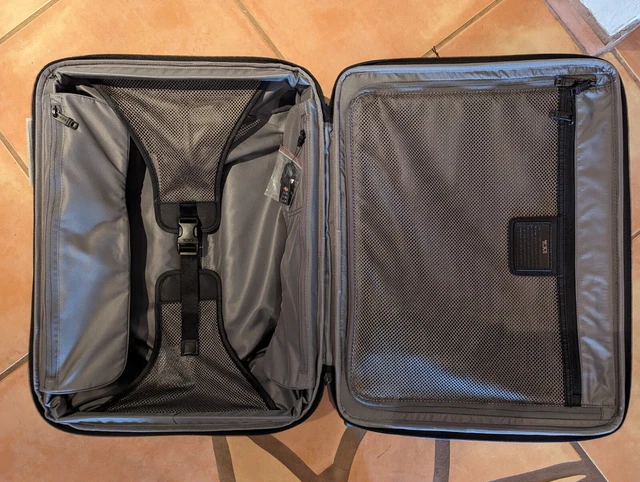 Tumi Alpha 2 4-Wheel Expandable Carry-on Suitcase - Black 2