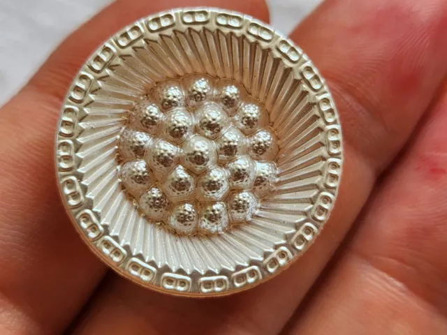 Gros bouton ancien en verre blanc satiné  volume diamètre 2,6 cm  D16L