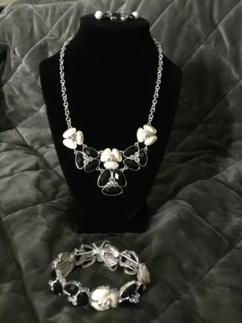 Women's Fashion Jewelry Necklace White&Black 20 Inch L with Earrings & Bracelet