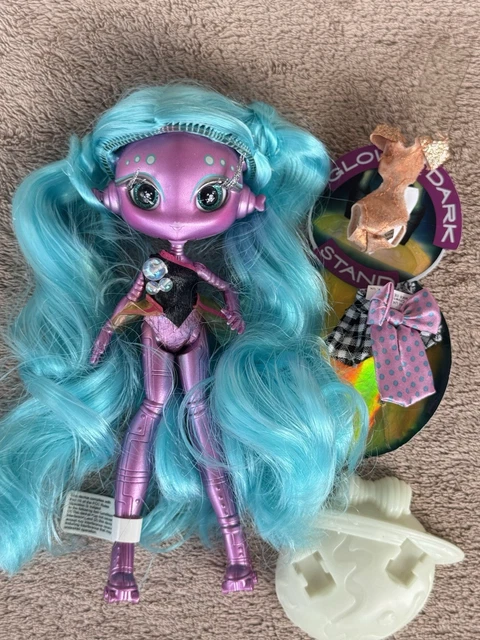 NOVI STARS MAE Tallick With Outfits Including Orbit Beach