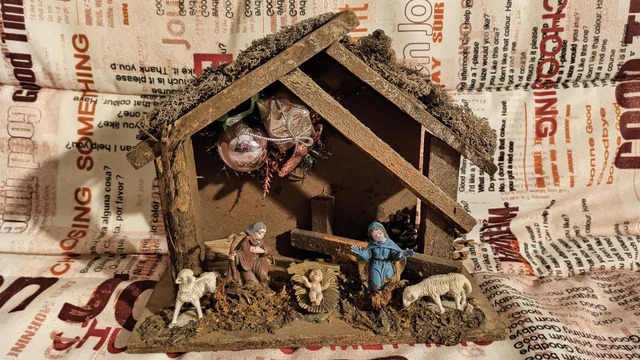 crèche ancienne avec figurines (10) - Plâtre et bois