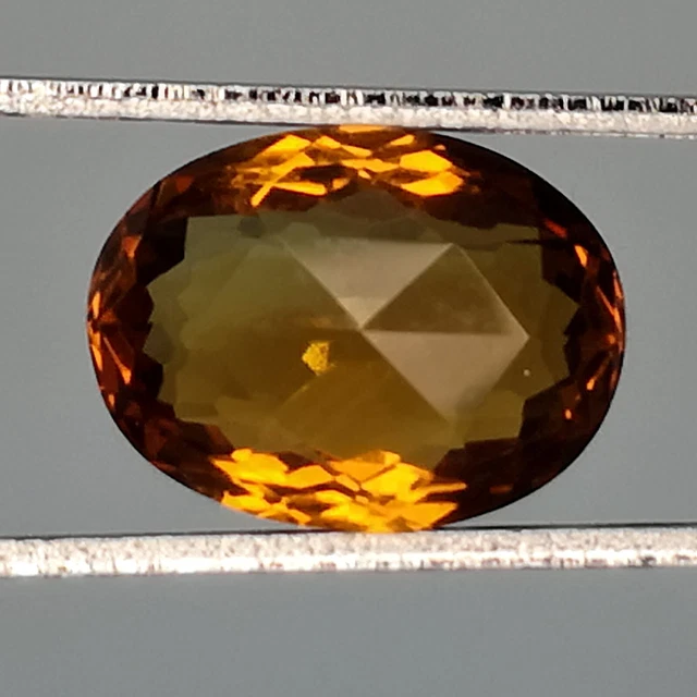 Citrine Madère naturelle du Brésil - IF - Ovale à damier 2.28 Carats