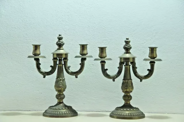 Coppia Vintage Candelieri Candelabri A Due Luci In Ottone 1 Leggermente Più Alto