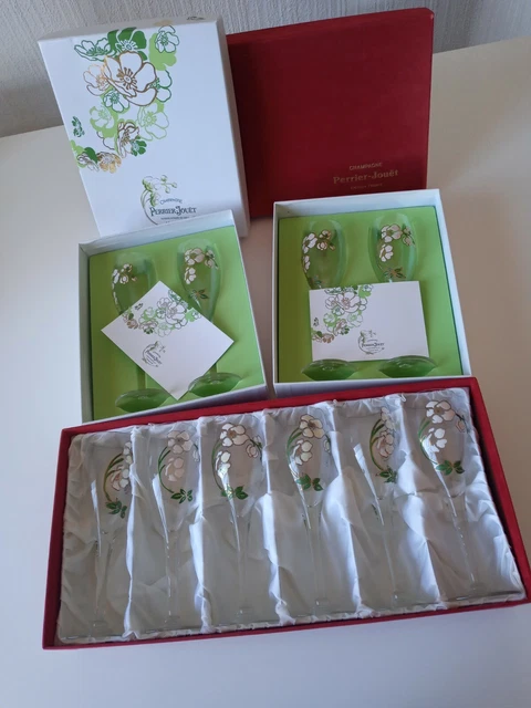 3 coffrets de la maison Perrier Jouet, flûtes à Champagne en Cristal.