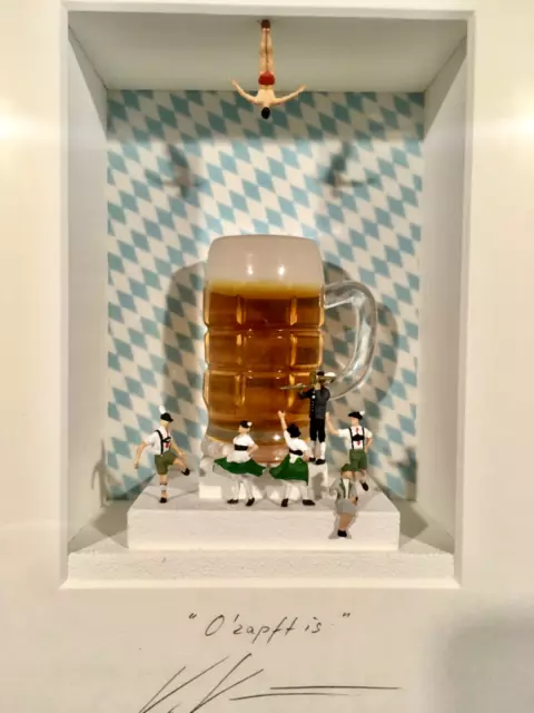 Volker Kühn - original 3D object "Ozapft is!" hands signed, museum glass