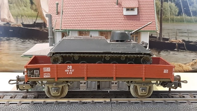 Le wagon Jouef transportant un char AMX 13 miniature militaires au HO