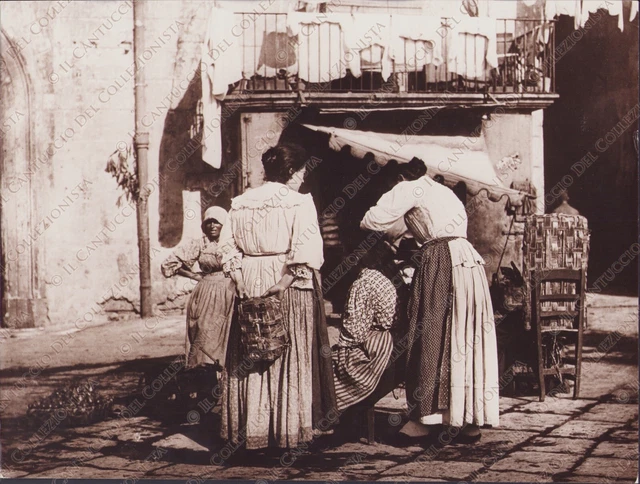 1905 NAPOLI La pettinatrice strada S. Lucia RISTAMPA Fotografia