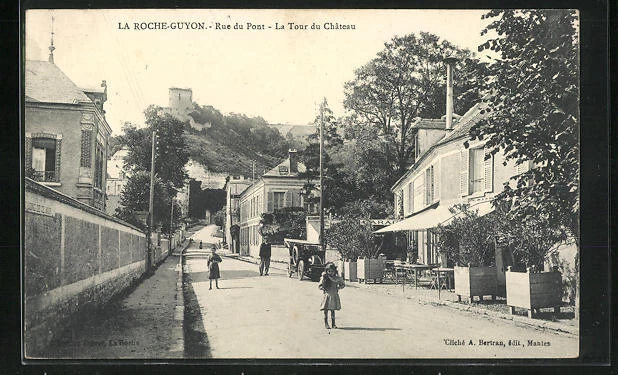 CPA La Roche-Guyon, Rue du Pont, la Tour du Chateau
