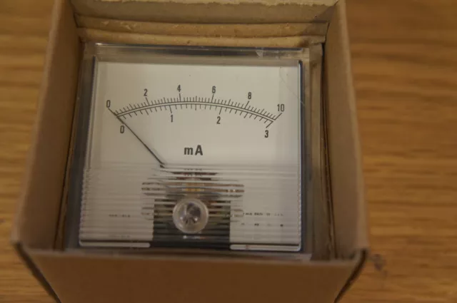 RS VOLTMETER, MOVING COIL - Loc: EQ-41-07