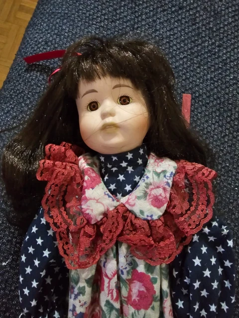 Poupée vintage en porcelaine sur pied en robe rouge/poupée