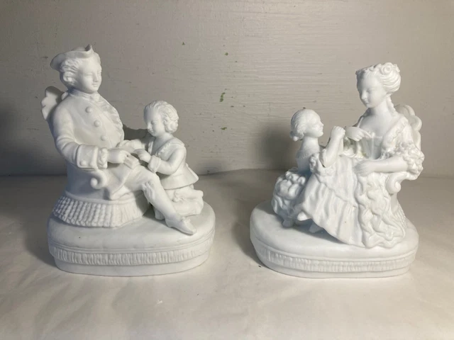 Belle paire de sujets en biscuits blancs. Education et prière. Epoque XIXème.