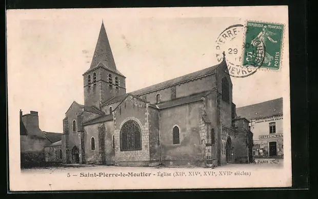 CPA Saint-Pierre-le-Moutier, L´Eglise et l´Hotel-de-Ville 1911