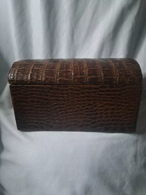 Boîte à cigare artisanal en véritable cuir imitation croco  des années 40  .