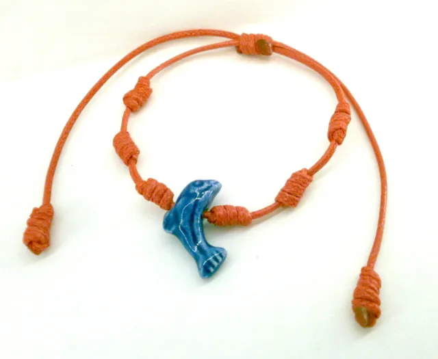Pulsera minimalista " ABRIL" charm de delfin en color  azul y cordón rojo 1.5 mm