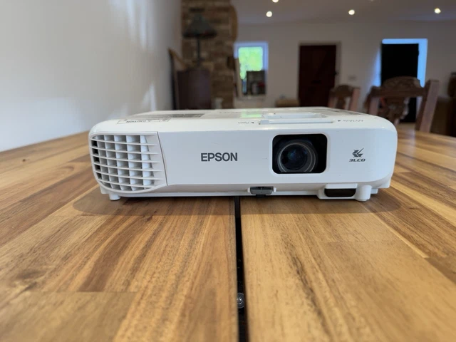 EPSON EB-W05 （Epson EB W05 (V11H840040) 3LCD Projector