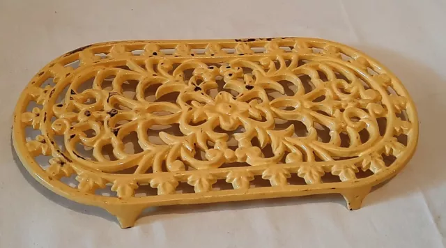 Antiguo salvamanteles en hierro fundido. Trivet ovalado de hierro fundido