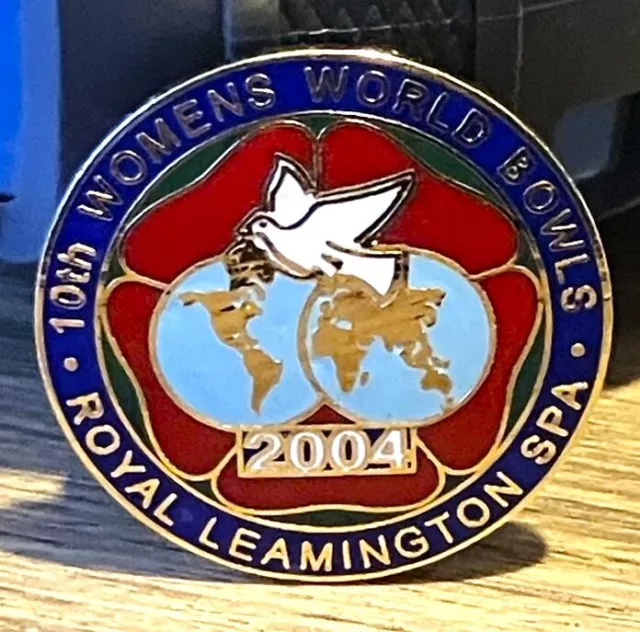 10th Womens World Bowls Royal Leamington Spa 2004 Enamel Badge - Dove Globes
