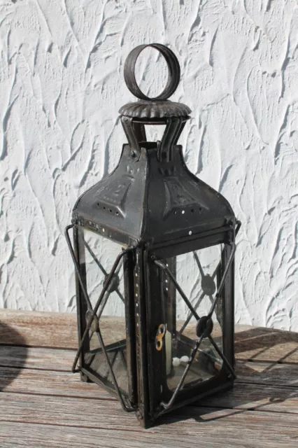 ancienne lanterne à main -  lampe à bougie en tôle - complète