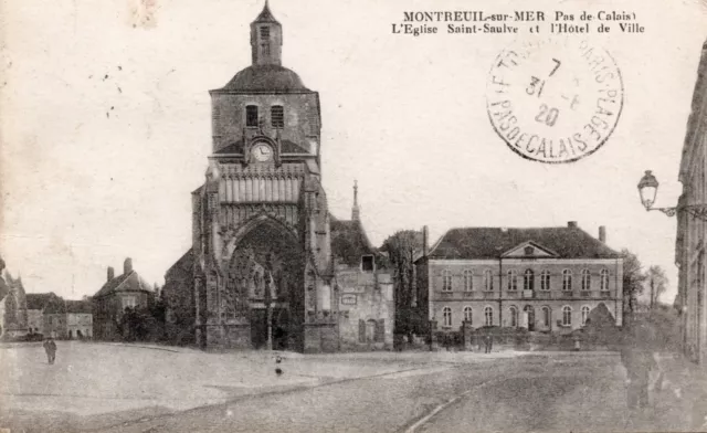 CPA Montreuil sur mer (62) l' église Saint Saulve et l' hôtel de ville - 1920-