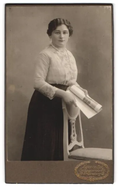Fotografie Hermann Luh, Seifhennersdorf i. S., Junge hübsche Frau mit Zeitschri