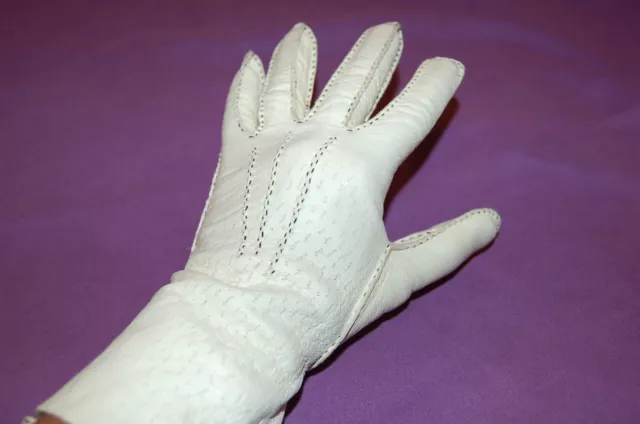 Ancienne Paire De Gants Cuir Blanc Et Fil Noir 6,1/4 . Debut Xxeme.