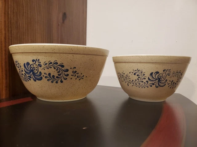 Set of 2 Pyrex Homestead Nesting Mixing Bowls  401  1  1/2 Pt, 402 1  1/2 Qt