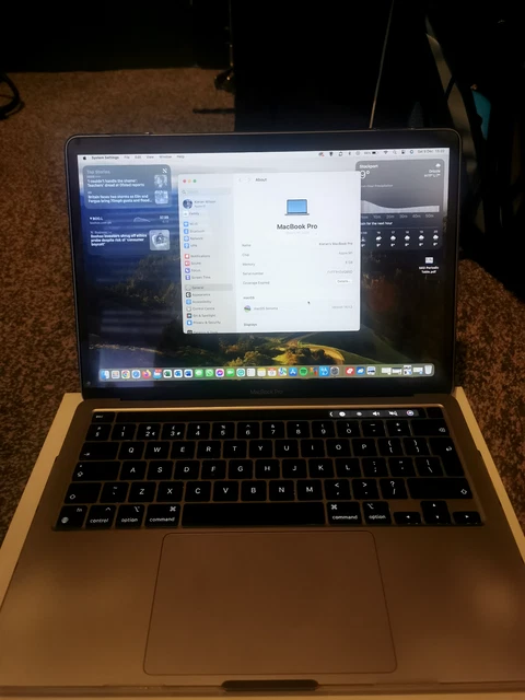 Apple MacBook Pro 13.3" 2020 (256GB) & Accessories