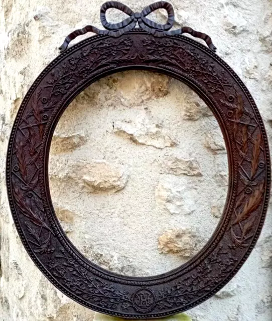 Ancien Grand Cadre Ovale En Bois Sculpté Signé.