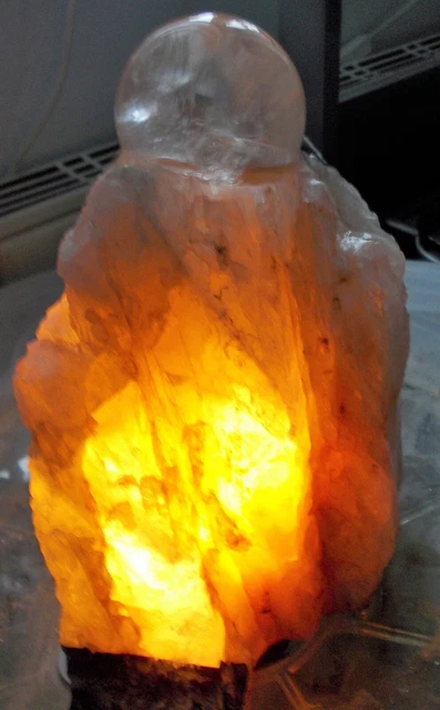 Brunnenquellstein Turmalin schwarz in Quarz mit Bergkristallkugel