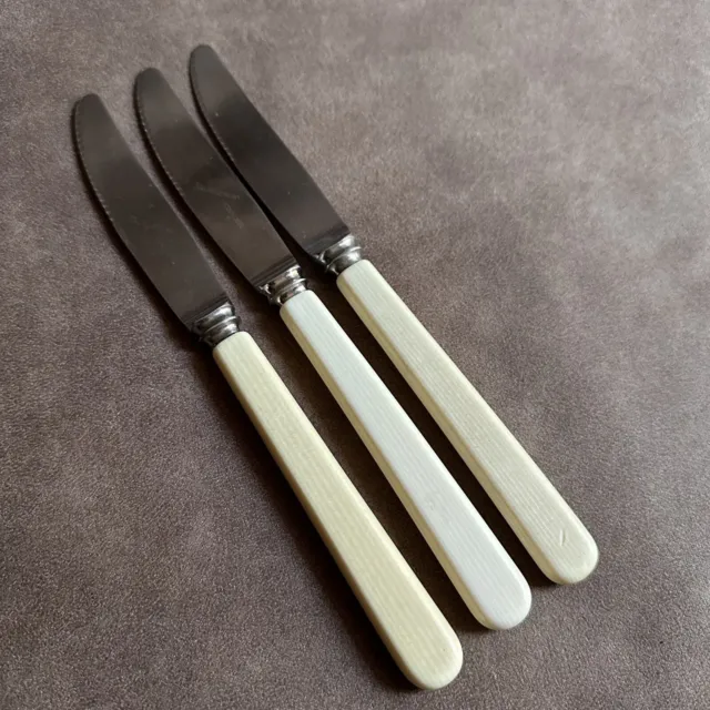 3x VINTAGE GROSVENOR ENGLAND FAUX BONE HANDLED GRILLE TABLE KNIVES