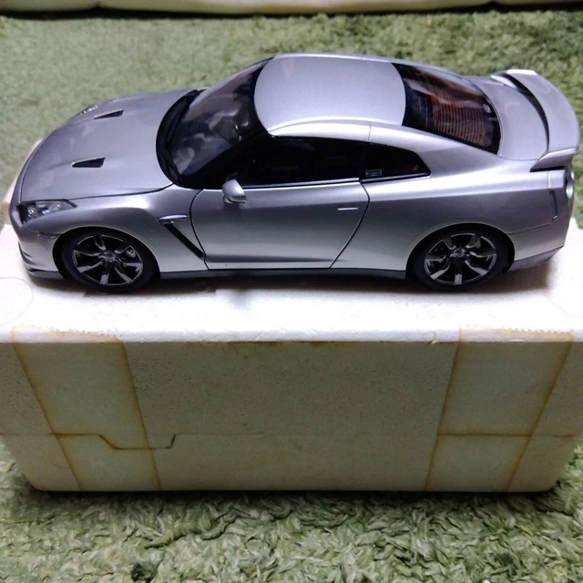 Kyosho 1/18 Scale Diecast DC26123U - Nissan Skyline GTR