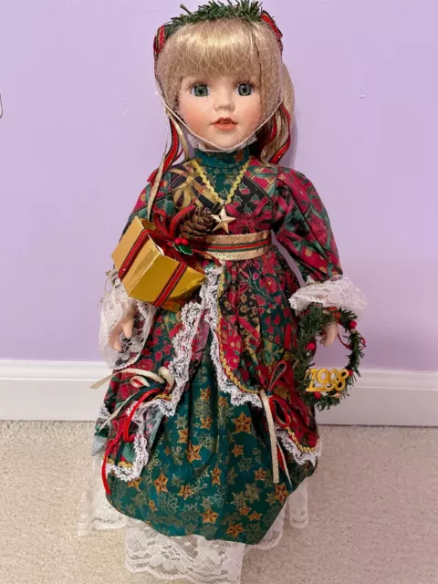 Heritage Signature Collection 1998 Christmas Doll Nicole #30018 New In Box