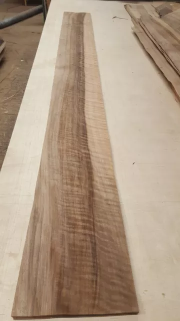 Chapa de madera de nogal europea fuertemente figurada con savia - MADERA NATURAL - 2310 x 230