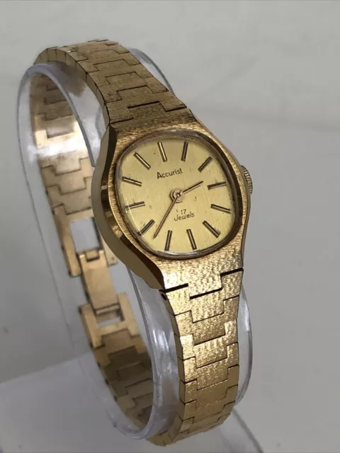 VINTAGE ACCURIST 17 Jewels Ladies Wind up watch. working keeps