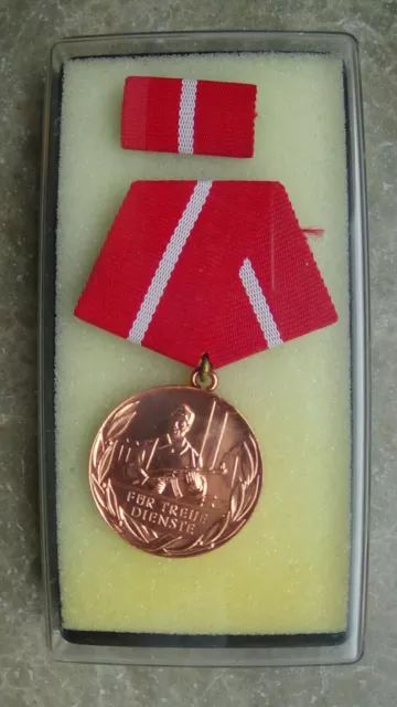 DDR  Medaille f. ausgezeichnete Leistungen