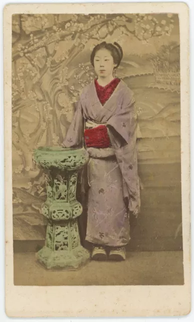 CDV circa 1870. Portrait d'une femme japonaise. Japon. Japan. Geisha.